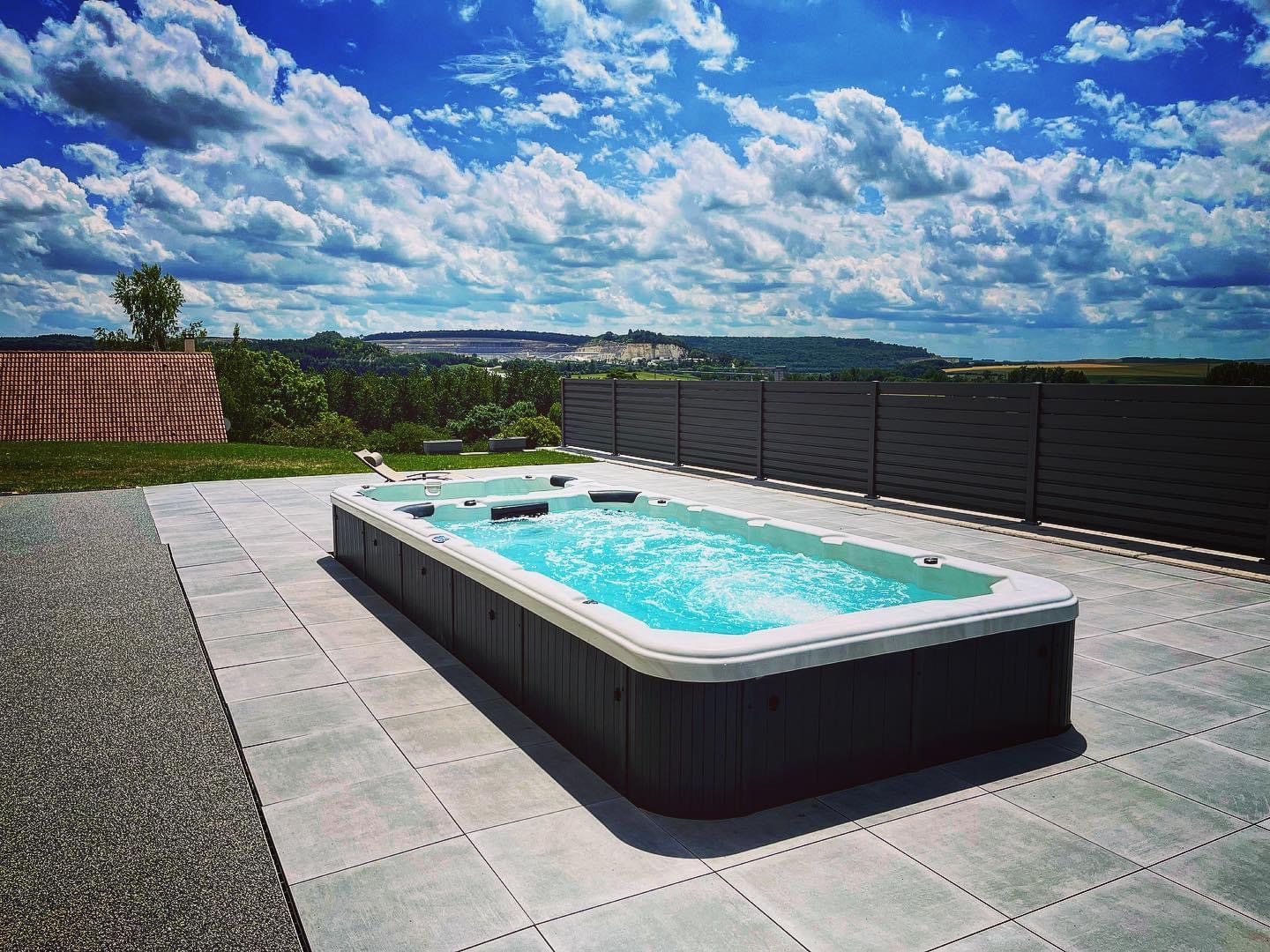 Spa de nage extérieur — Terrasse panoramique