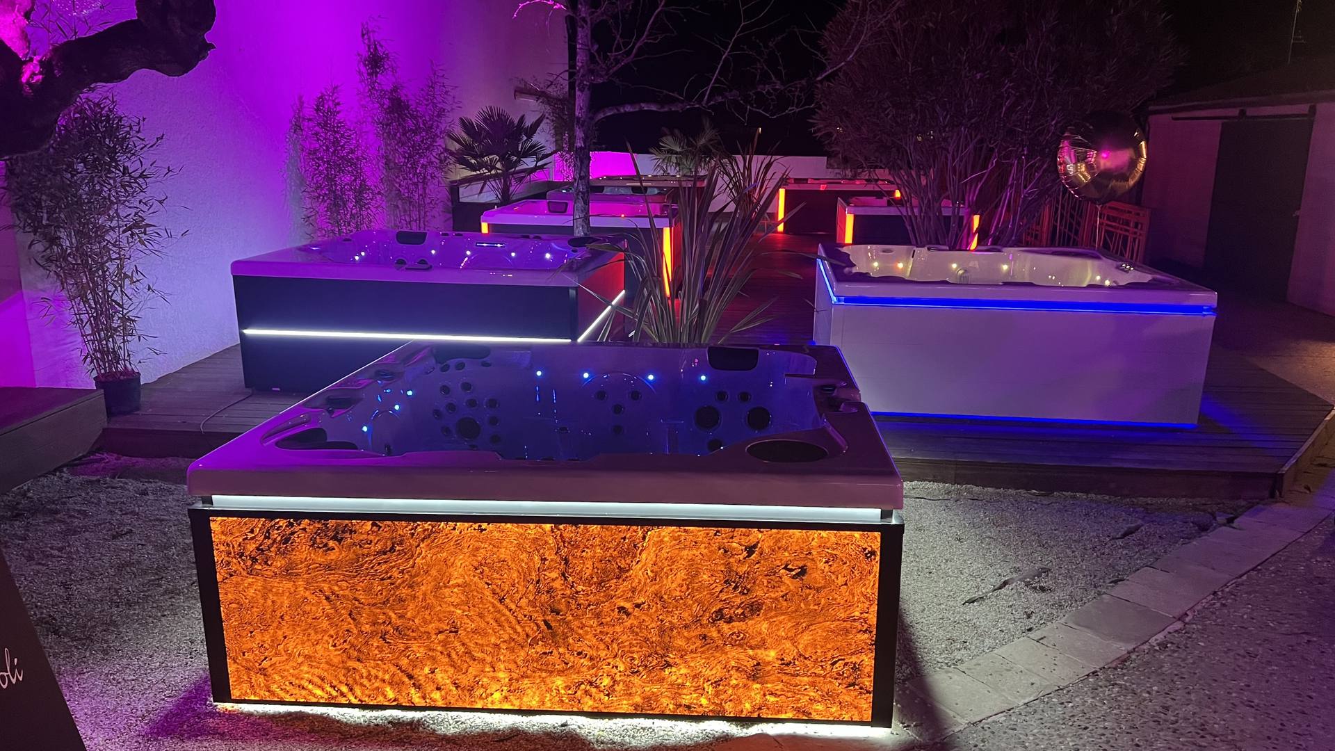 Spas éclairés en LED sur la terrasse du showroom Altea de nuit