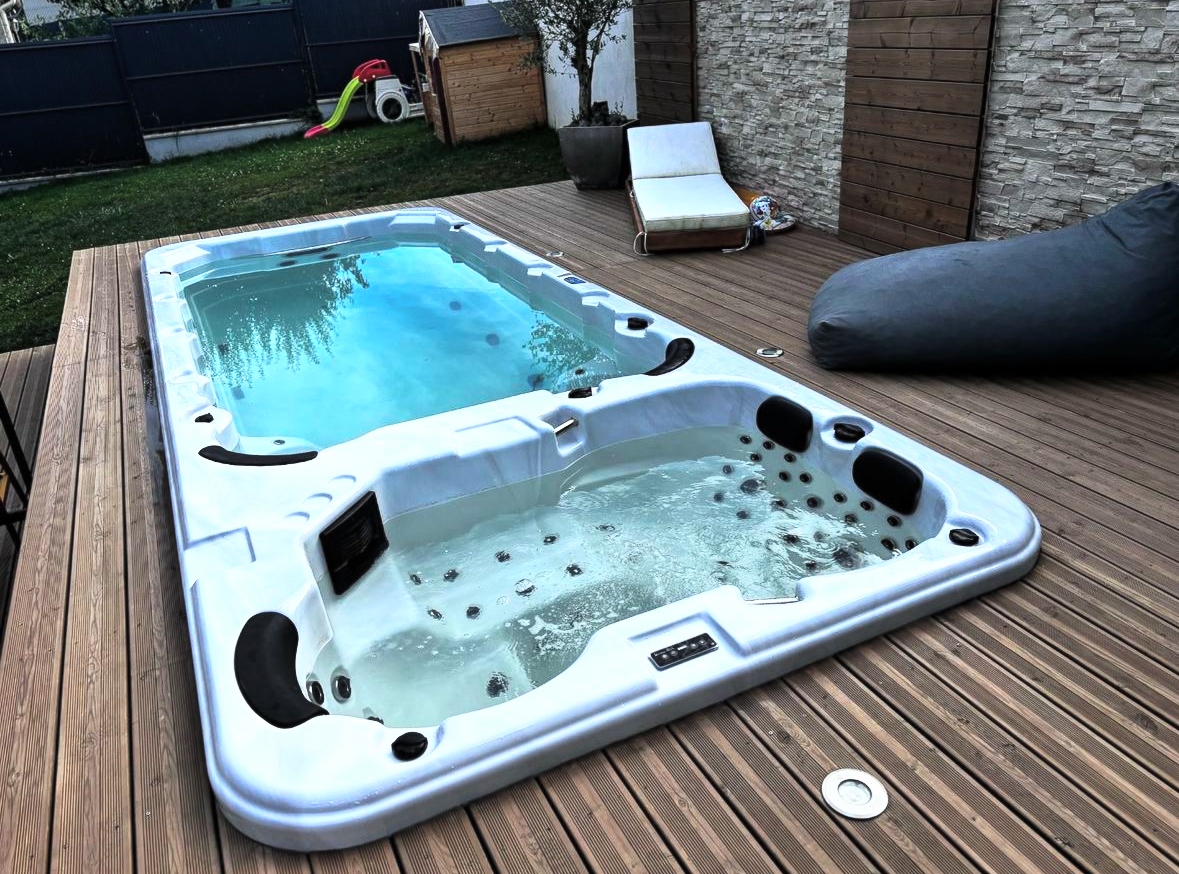 Spa de nage encastré sur terrasse bois — Maison individuelle
