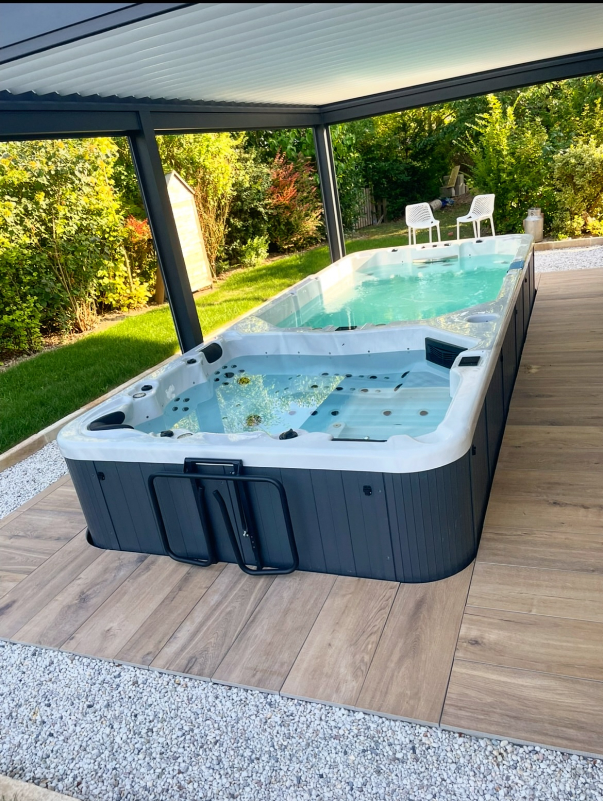 Spa de nage installé sous pergola