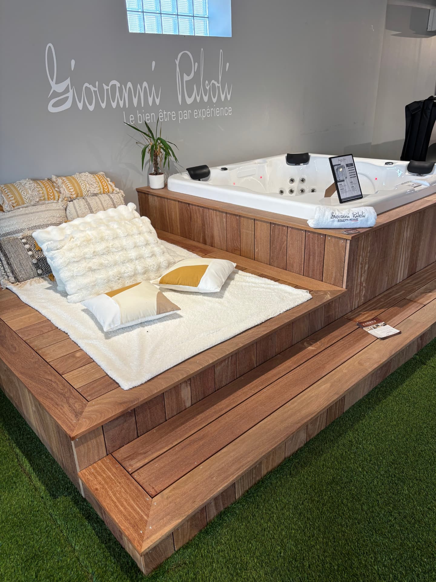 Spa encastré dans une terrasse bois en showroom